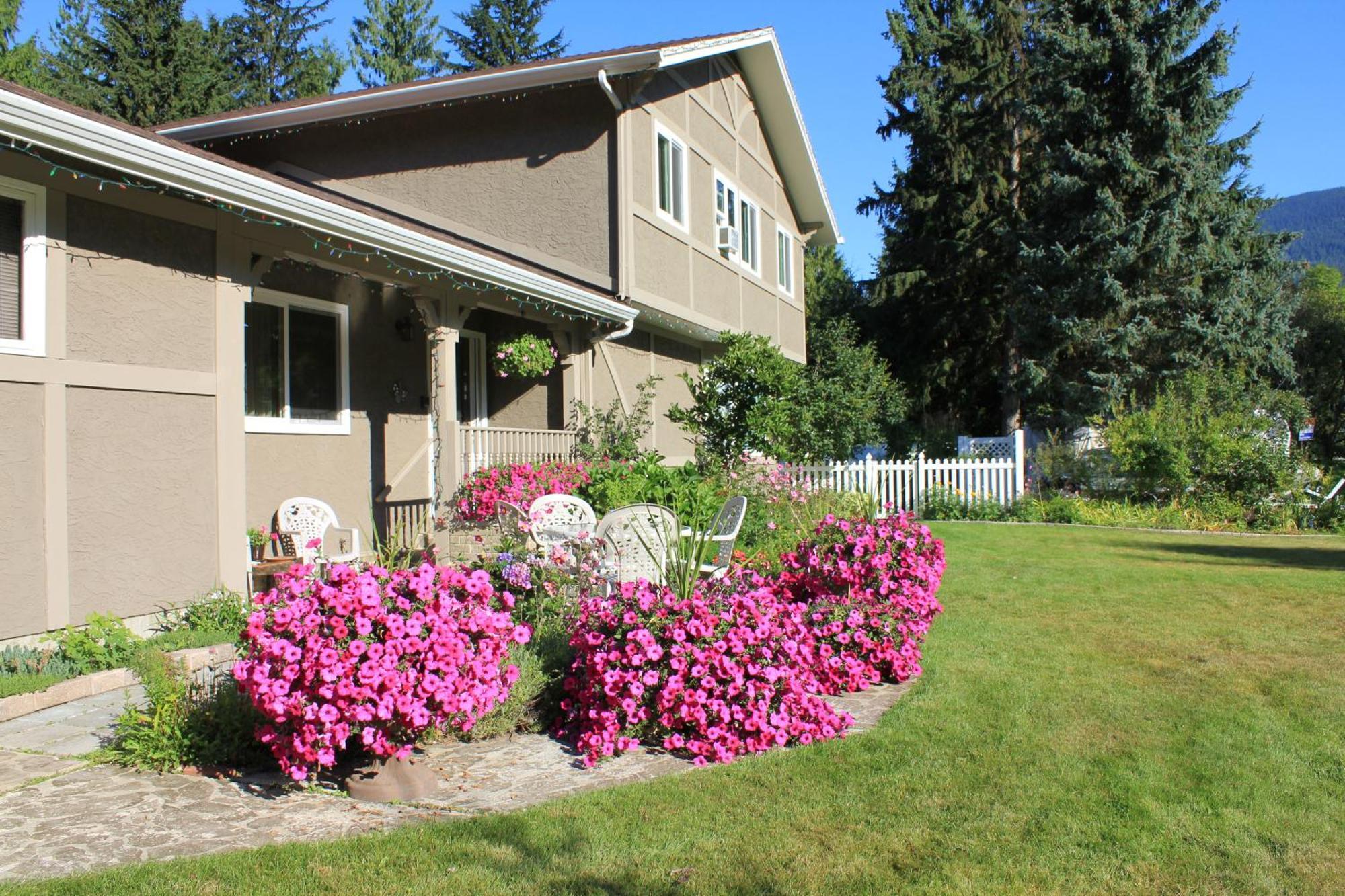 Alpenrose Revelstoke Bed & Breakfast Zewnętrze zdjęcie